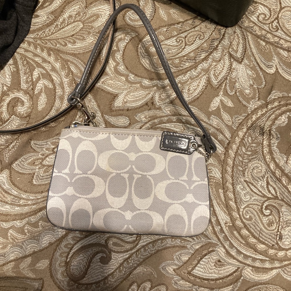 Wristlet purse